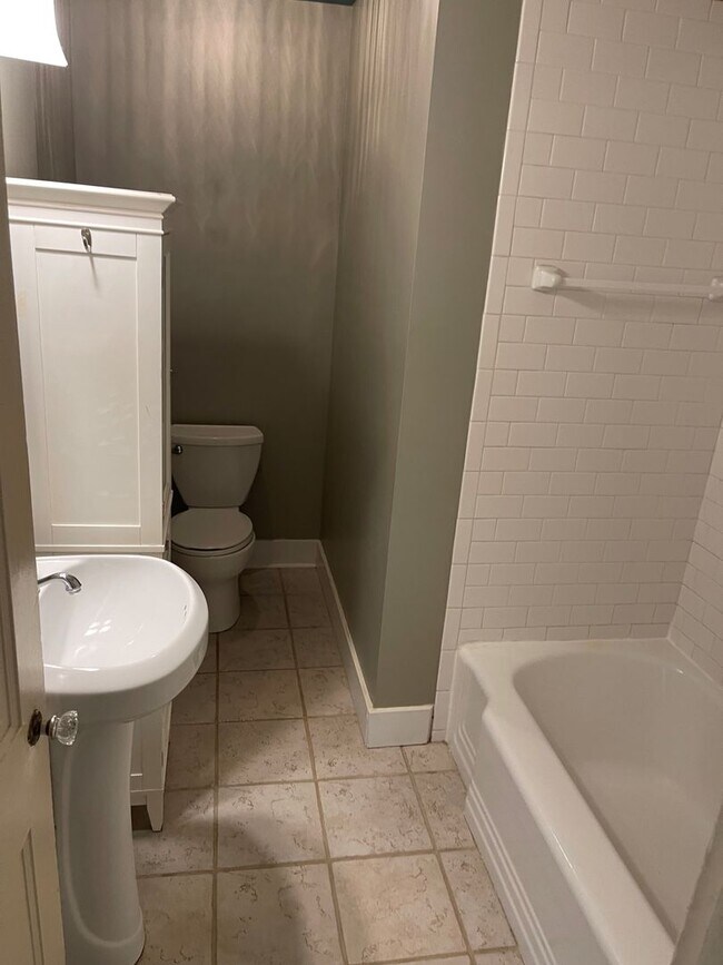 Building Photo - Comfortable Crestwood Cottage