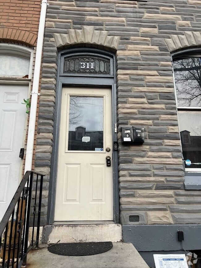 Building Photo - 311 S 6th St