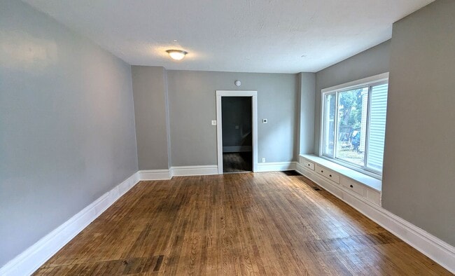 Building Photo - 486 E Apple Ave