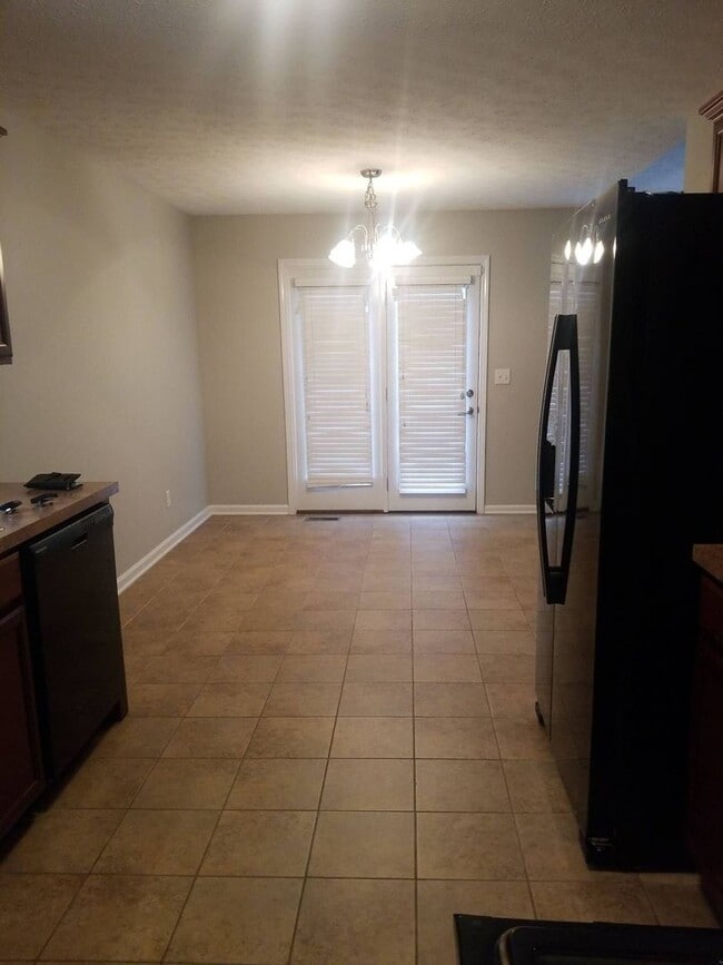 Foto del edificio - Brick Ranch W/Walk-Out Basement (Unfinished)