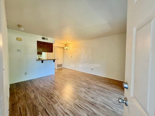 Building Photo - 1537 Pyrenees Ave