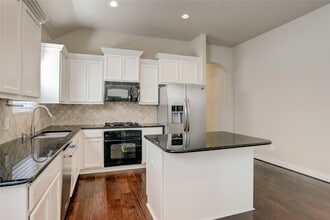 Building Photo - 606 Sabinal St