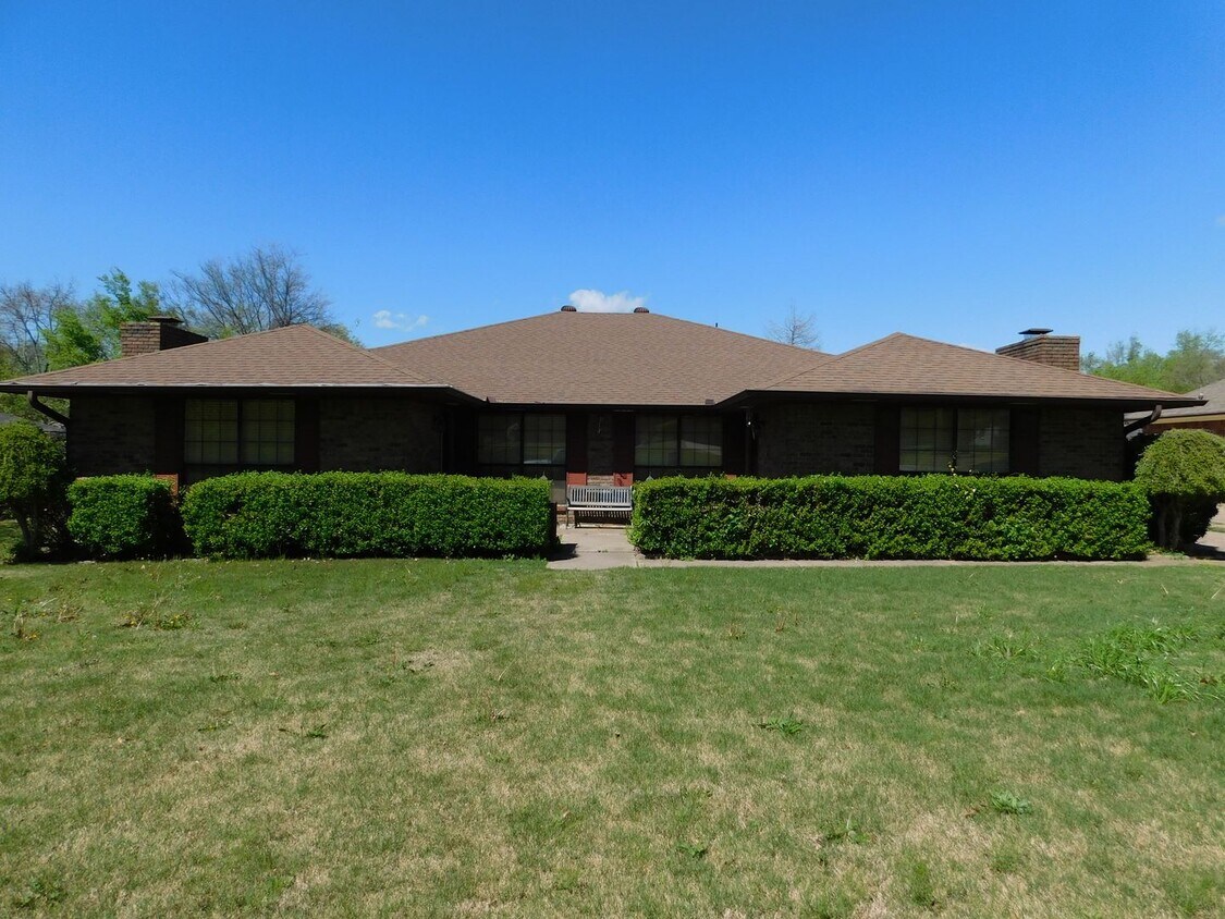 Primary Photo - Spacious 2 Bed 2 Bathroom Duplex