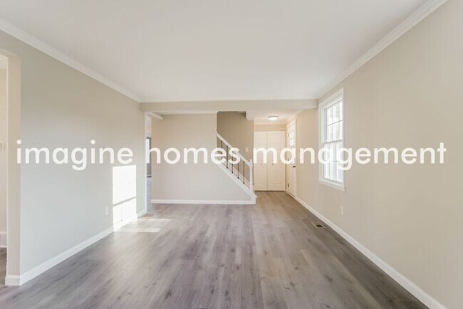 Foto del edificio - Recently Renovated, Large 4-Bedroom Single...