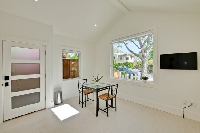 Foto del edificio - Beautiful 1 Bed 1 Bath Cottage in Highly D...