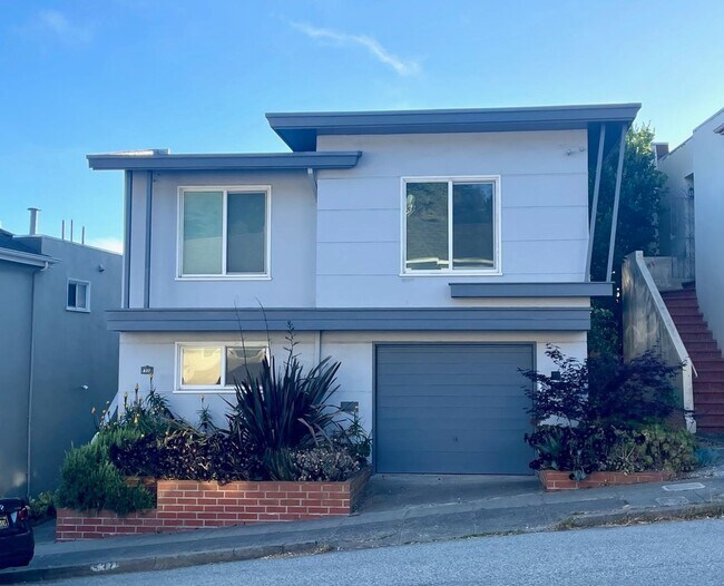 Building Photo - Modern and Large Single Family 4 Bedroom /...