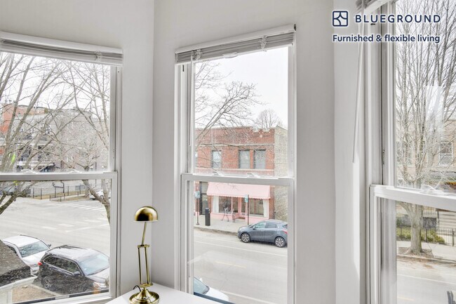 Foto del edificio - 3241 N Southport Ave