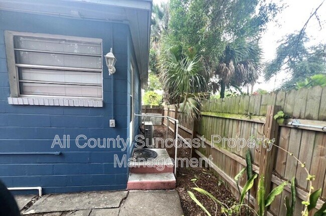 Building Photo - 2579 1/2 14th Ave N