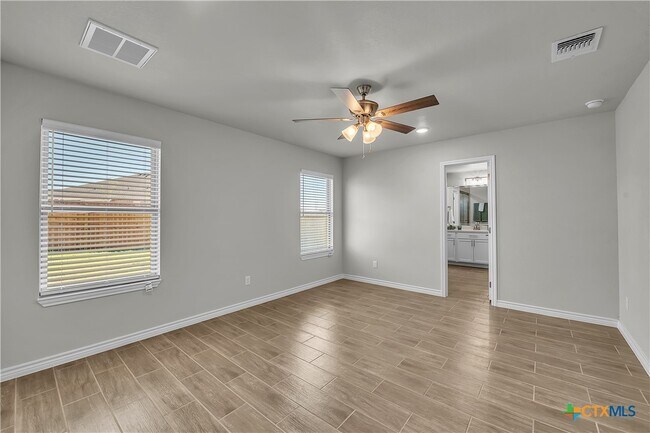 Foto del edificio - 5202 White Rose Dr