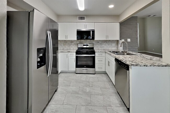 Building Photo - 8718 Pines Pl Dr