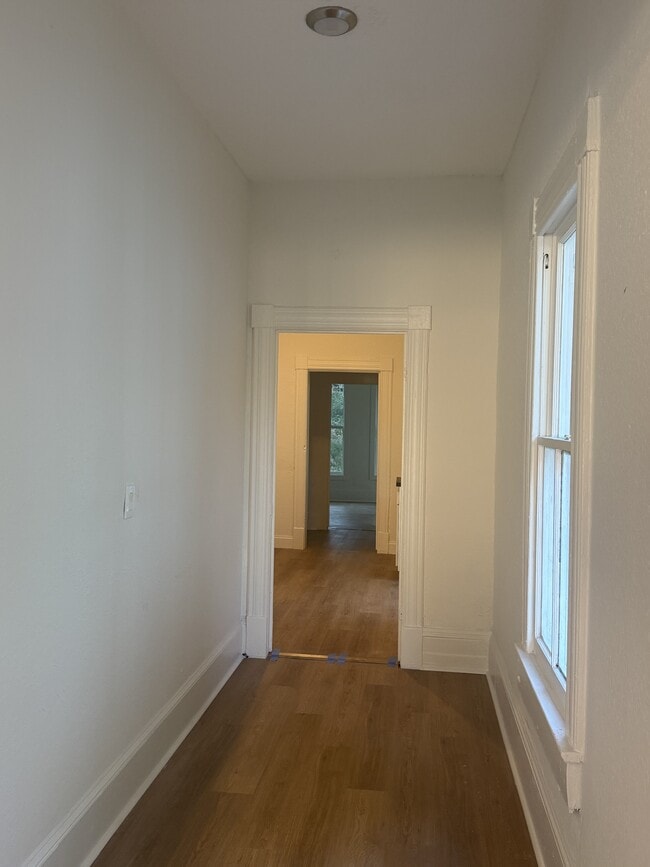 Building Photo - 1030 E 13th St