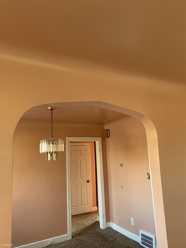 Foto del edificio - 2 br, 1 bath Flat - 3845 11th St --Upper Unit