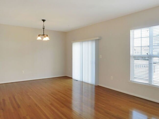 Building Photo - 23363 Marview Ct