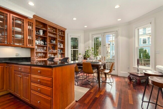 Foto del edificio - 53 Upland Rd