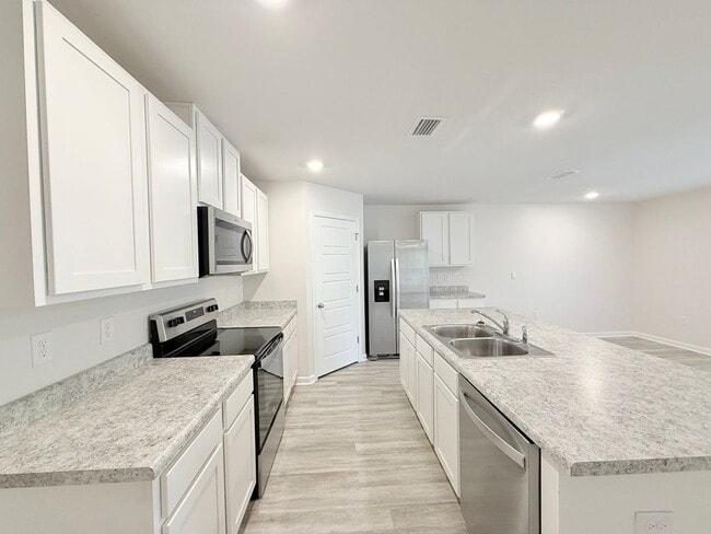 Foto del edificio - Spacious 4-Bedroom Home - Bridlewood
