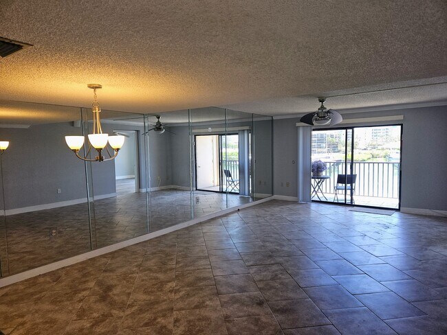 Foto del edificio - 7600 Sun Island Dr S