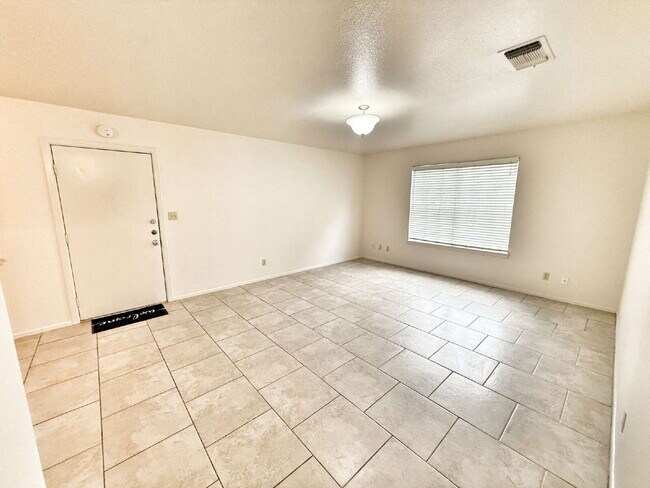 Foto del edificio - Prime Location! Fresh Paint – Charming 2BR...