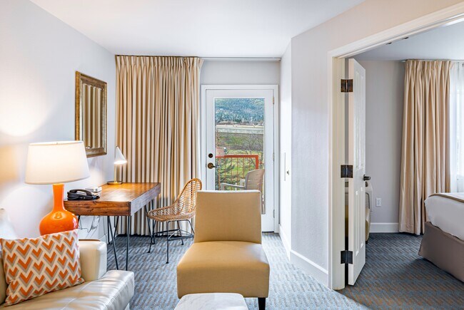 Suite King - Sala de estar - Ashland Hills Hotel Apartments