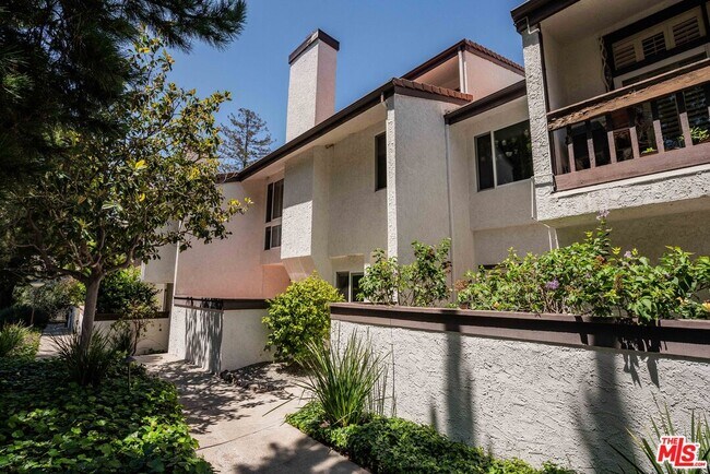 Foto del edificio - 17241 Palisades Cir