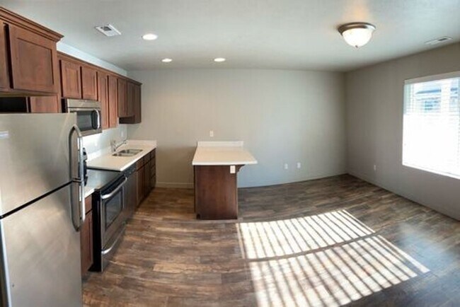 Building Photo - Darling Vineyard 2 Story Townhome