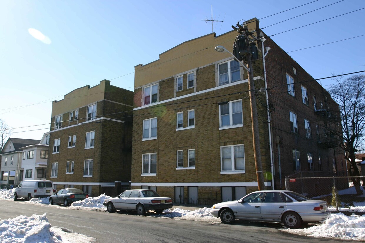 Foto principal - 330 E. 33rd St.