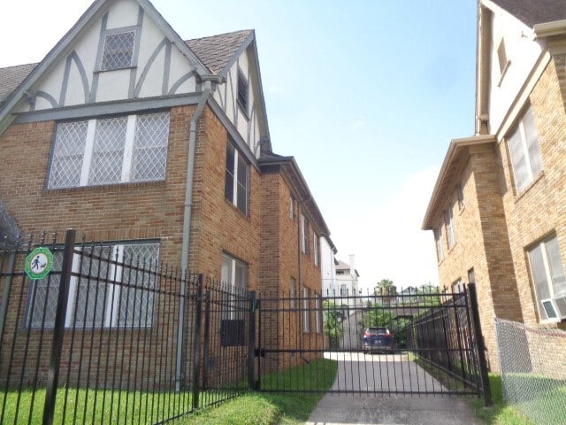 Building Photo - 401 W Clay St