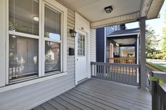 Building Photo - 127-129-129 E Hudson St