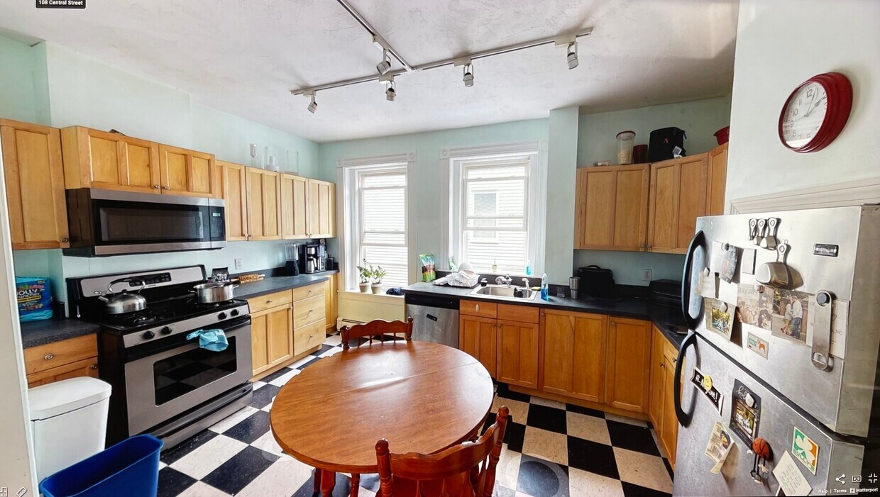 Primary Photo - 108 Central St