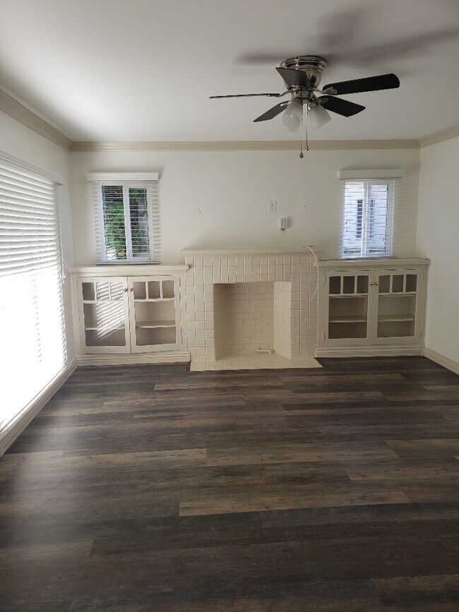 LIVING ROOM - 2741 S West View St
