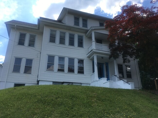 Building Photo - 1302 Hillside Ave