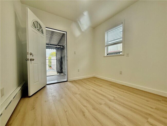 Foto del edificio - 1561 E 32nd St