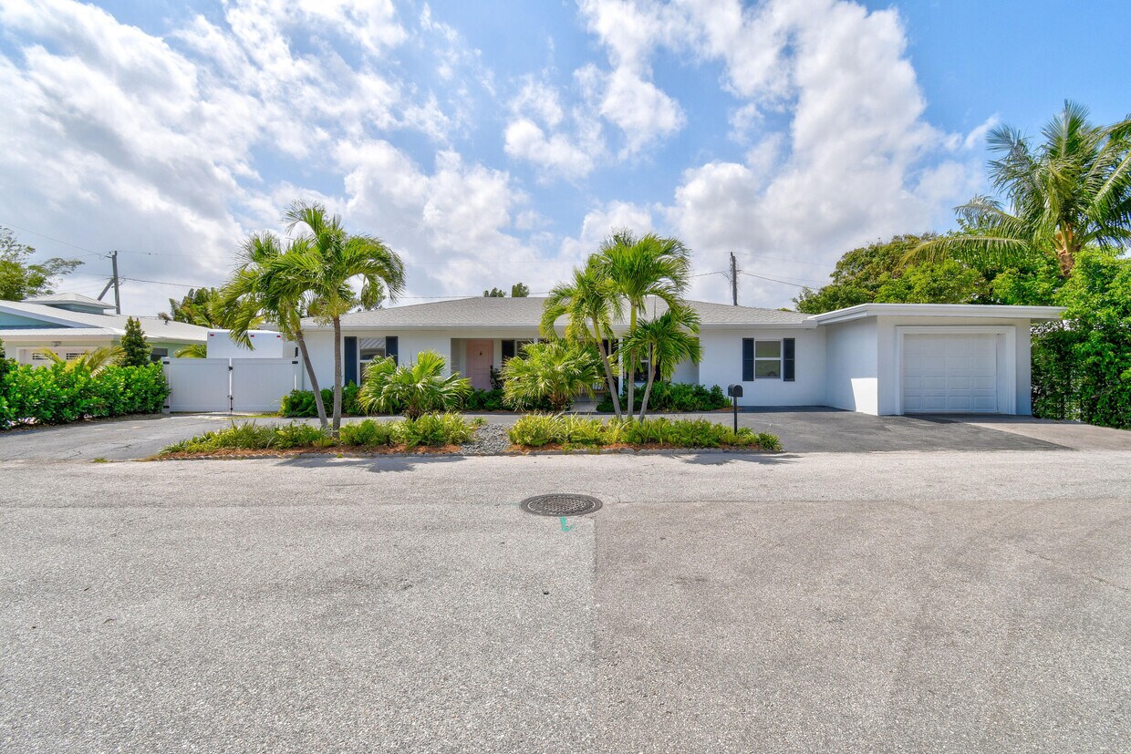 Building Photo - 331 Zenith Ln