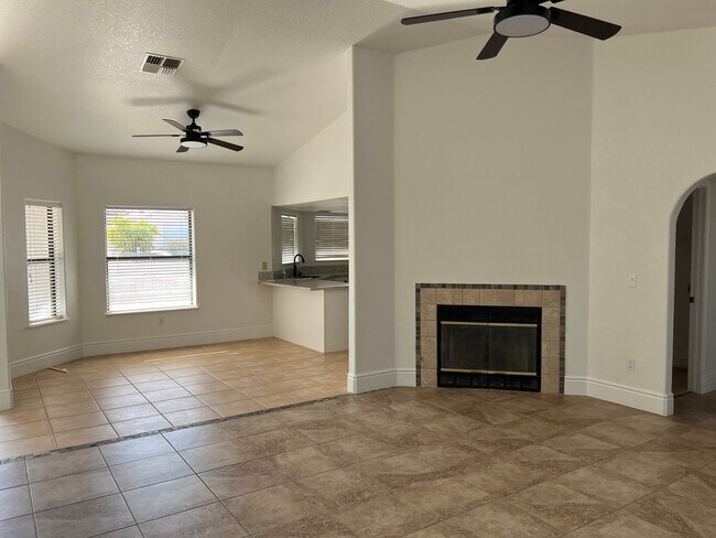 Foto del edificio - Newly Remodeled 3 Bedroom Home in Fort Mohave 1st Month's Rent Free