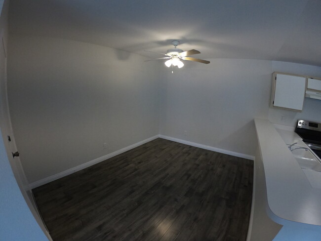 Foto del edificio - Large Nicely Updated 1 Bedroom 1 Bath Condo