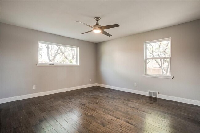 Building Photo - 1728 W Red Bird Ln