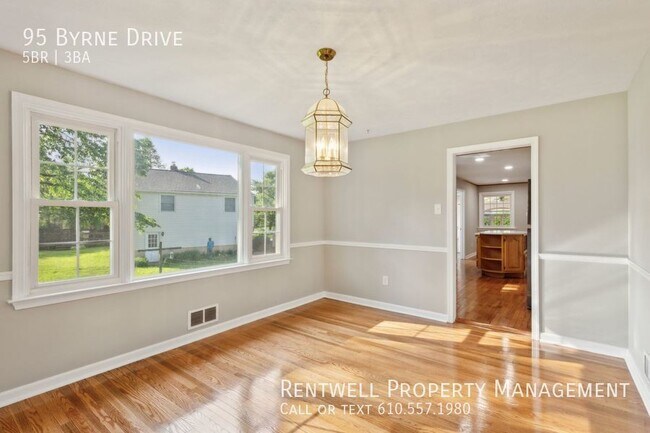 Building Photo - Five bedroom Single Colonial Home in Phoen...