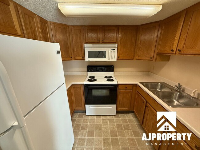 Building Photo - 812 Canyon Ave