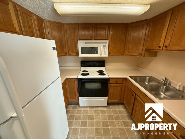 Building Photo - Canyon Ave