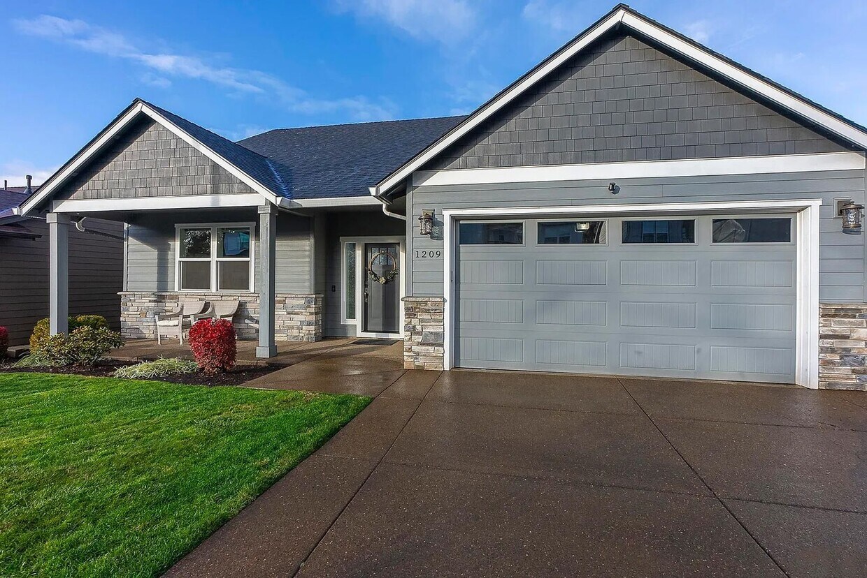 Foto principal - Modern 4BD/3BA Rental with Garage & Fenced...
