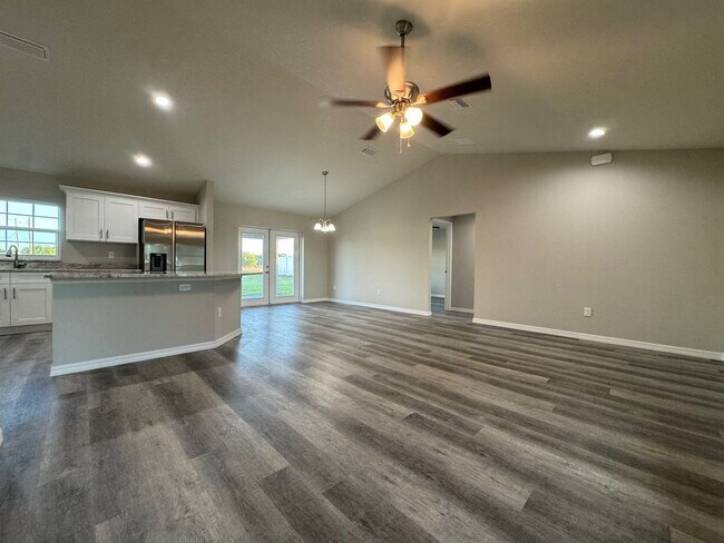 Building Photo - Desirable Silver Springs Shores - 3/2/2 **Won't Last**
