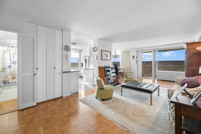 Building Photo - 3333 Henry Hudson Pkwy W