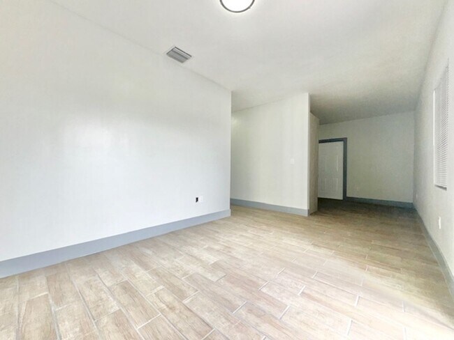 Foto del edificio - Fully Remodeled Three Bedroom Single Family Home