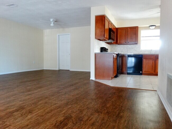 Building Photo - Newly Renovated Spacious 3/2/1 In Port Richey