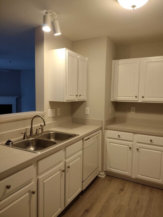 Foto del edificio - 211 Ivy Glen Ct