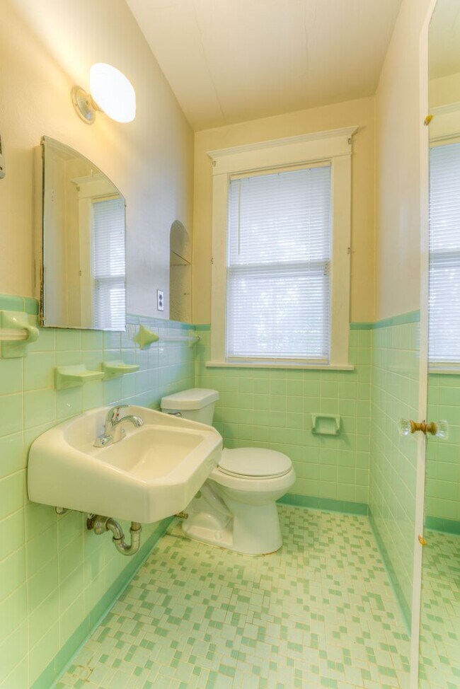 Foto del edificio - Charming 5BR/2.5BA Brick Bungalow in Vollintine-Evergreen