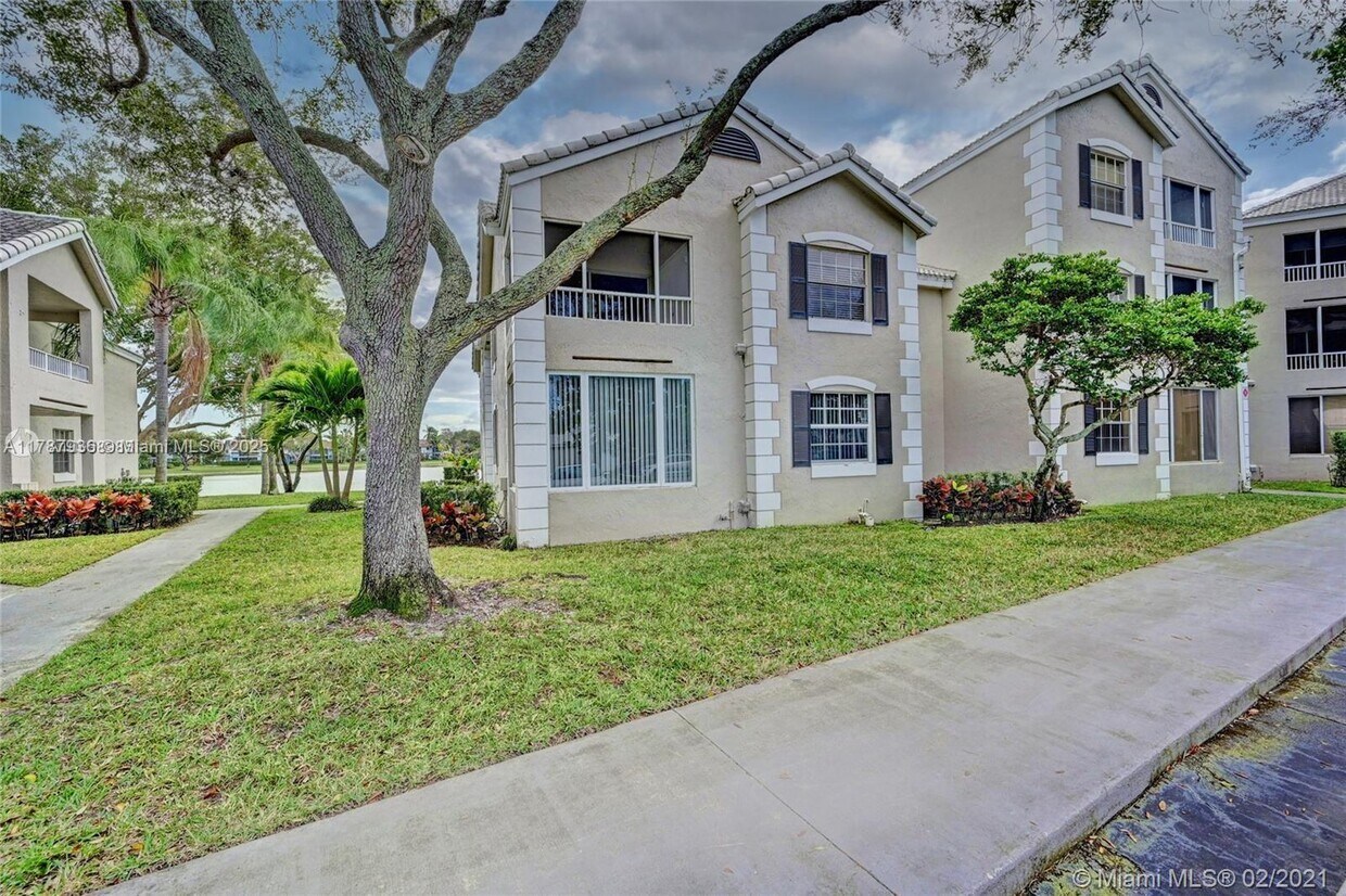 Foto principal - 2850 N Oakland Forest Dr