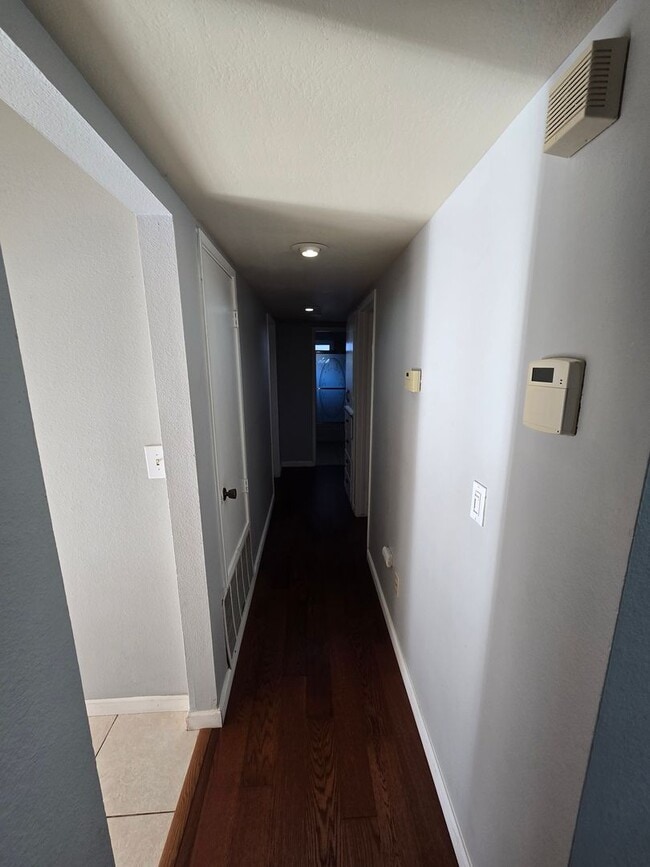 Building Photo - 1500 Raquel Ln