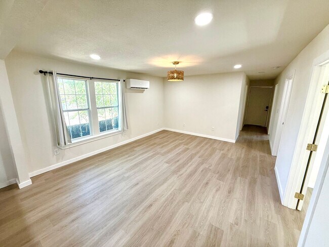 Building Photo - AVAILABLE NOW! 3 Bedroom / 2 Bath Home Nea...