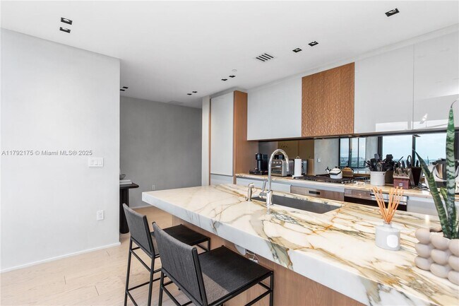 Foto del edificio - 2831 S Bayshore Dr