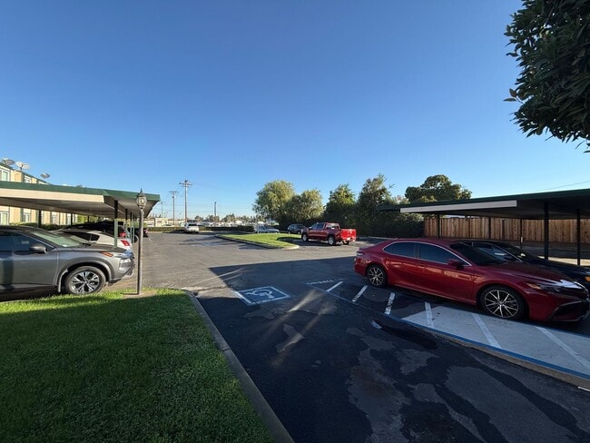 Building Photo - Two-bedroom downstairs apartment in Riverb...